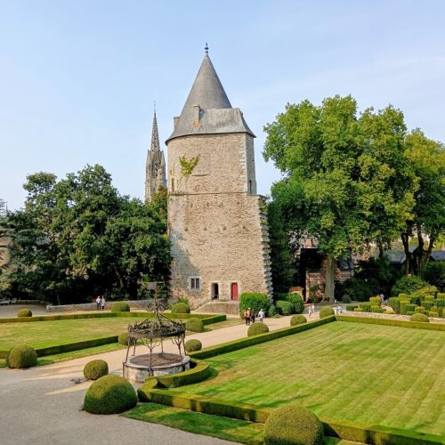 cours du château josselin